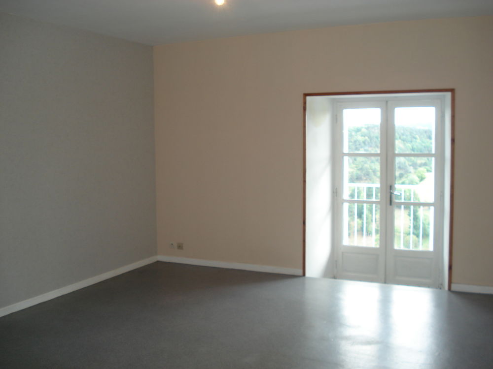 Location Appartement grand F2 à Saint-Flour ville. Saint-flour