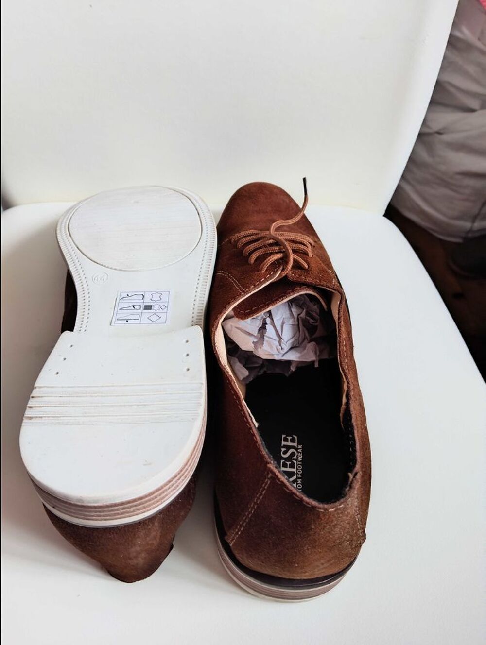 chaussures Idres. Taille 44. En daim Chaussures