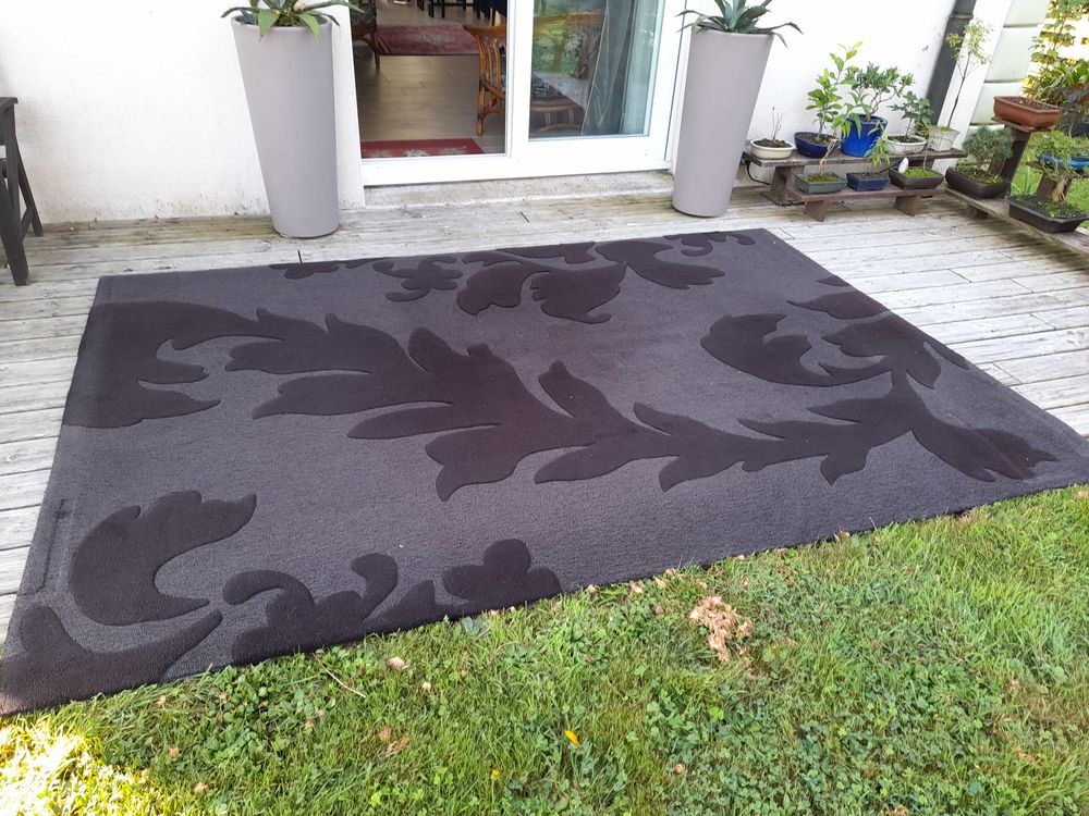 Tr&egrave;s beau tapis noir &agrave; motifs ton sur ton.
Décoration