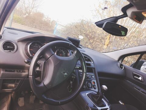 Peugeot 5008 1.6 HDi 110ch FAP BVM6 Confort Pack 7pl 2010 occasion Juziers 78820