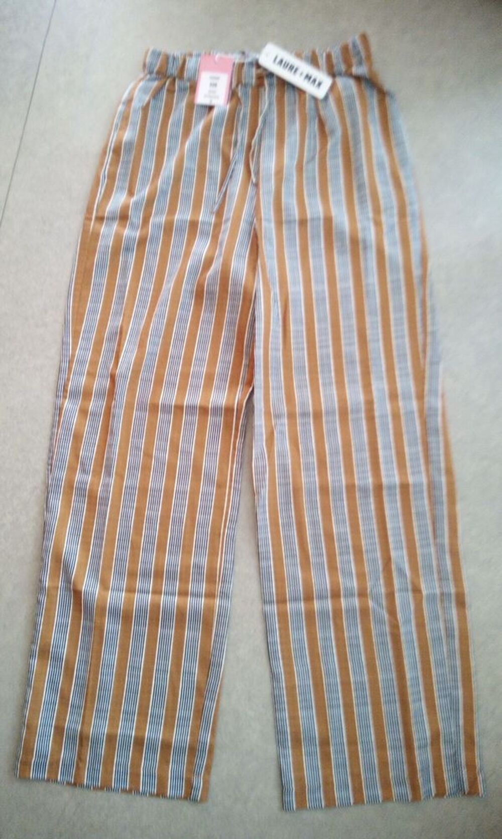 Pantalons femme neuf jamais port&eacute;. Sur Amiens Rivery.
Vêtements