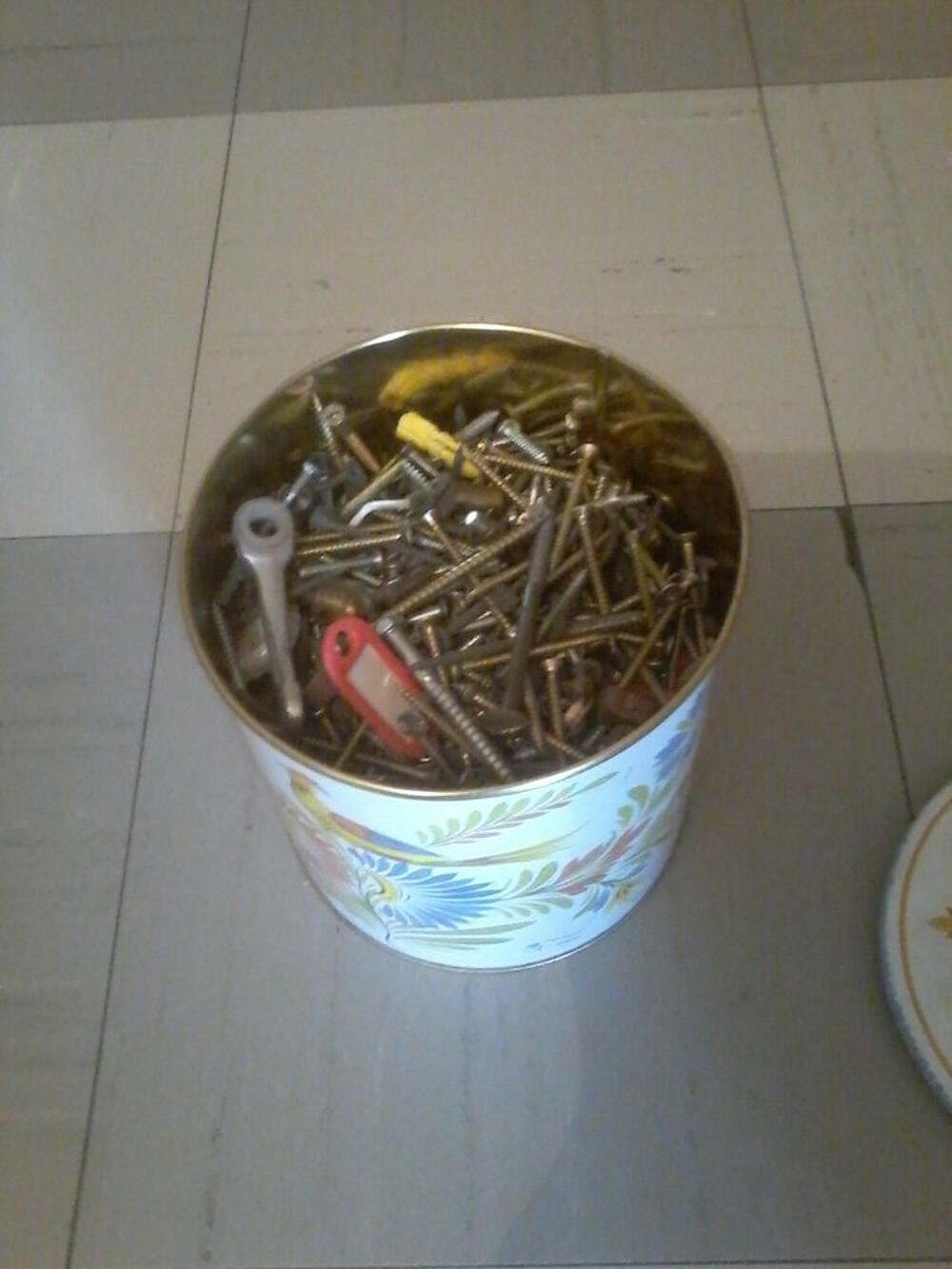 Grosse bo&icirc;te en m&eacute;tal remplie de clous vis etc Bricolage