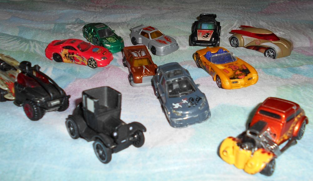 12 voitures miniatures (majorettes, hot wheel, Disney, Mondo 