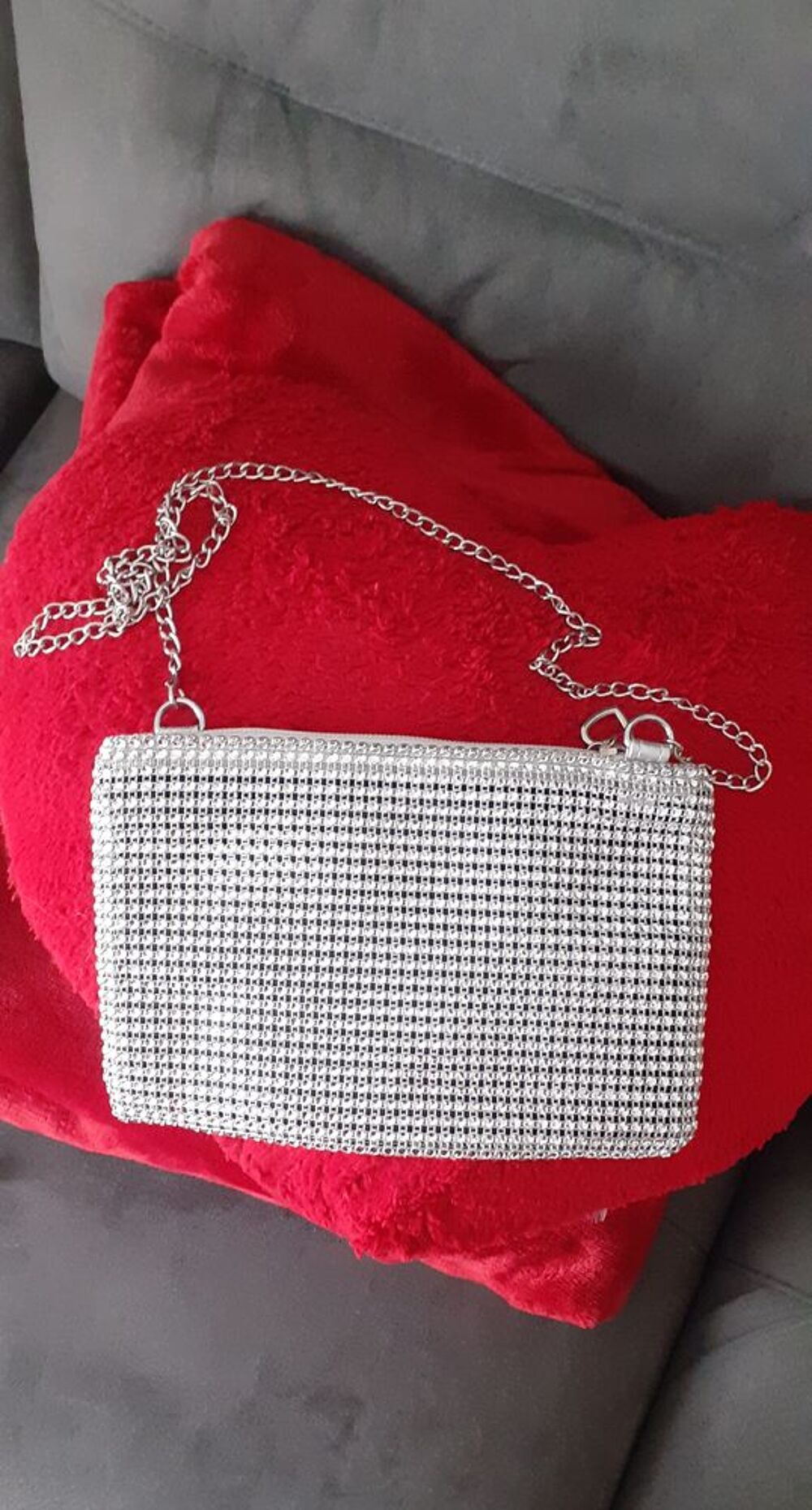 Pochette avec strass, 22 x 15 cm. Neuve Maroquinerie