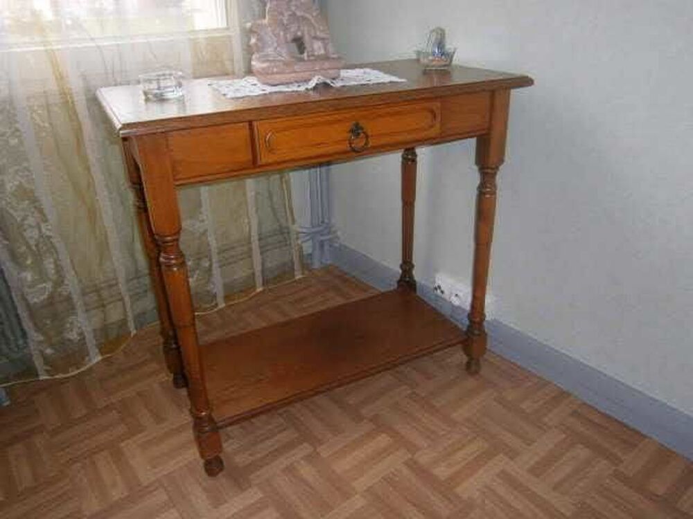 1 table de chambrette Meubles