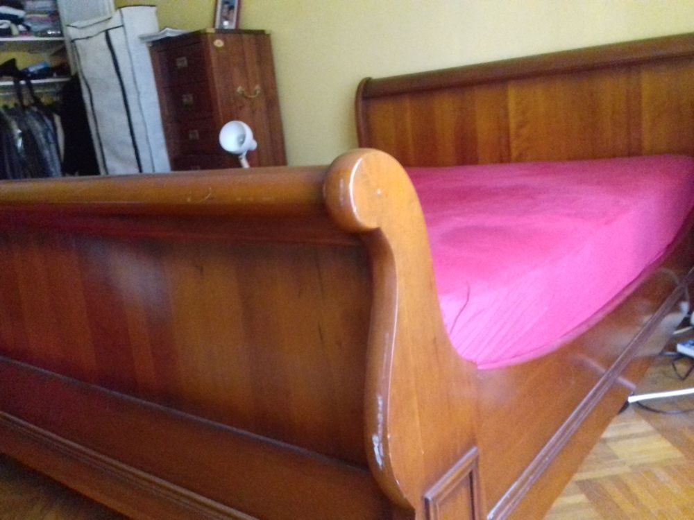 Lit bateau en merisier vendu avec ses deux tables de nuit Meubles