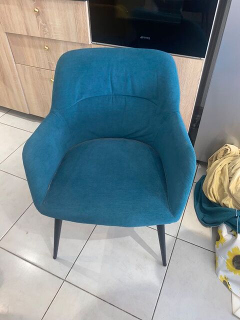 Table ronde avec deux rallonges et 4 chaises en parfait tat 450 Antibes (06)