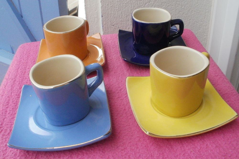 4 tasses &agrave; caf&eacute; et sous-tasses multi couleurs Cuisine