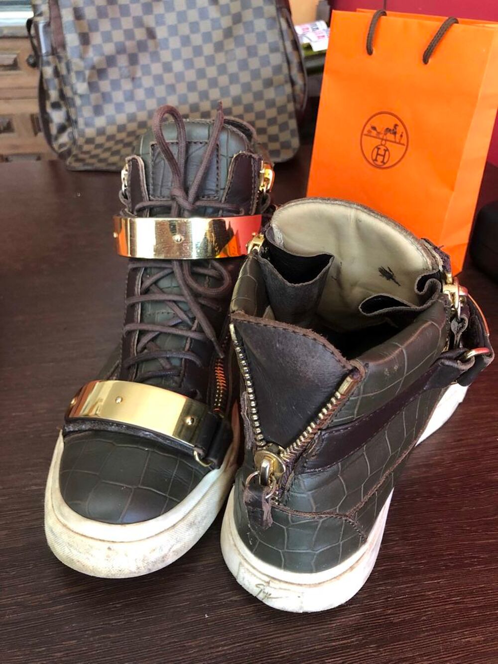 Sneakers Giuseppe Zanotti montante crocodile boucle dor&eacute;e Chaussures