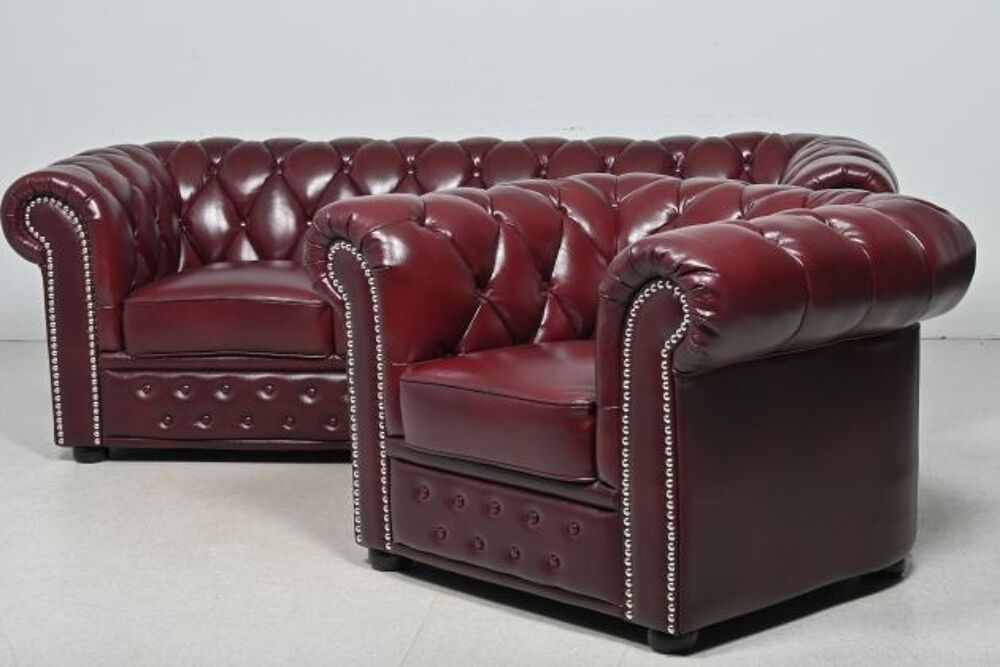 Fauteuil Chesterfield en cuir bourgogne, structure en teck Meubles