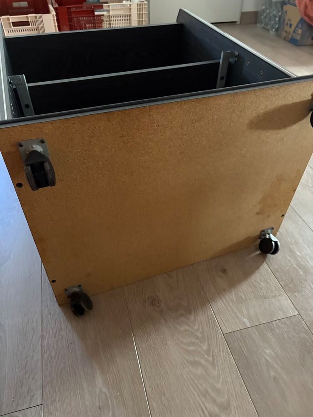 Meuble de rangement noir sur roulettes 
Meubles