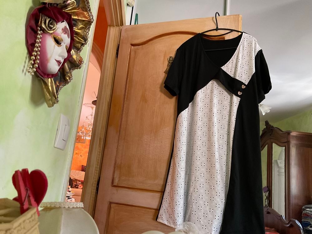 Belle robe avec broderies Vêtements