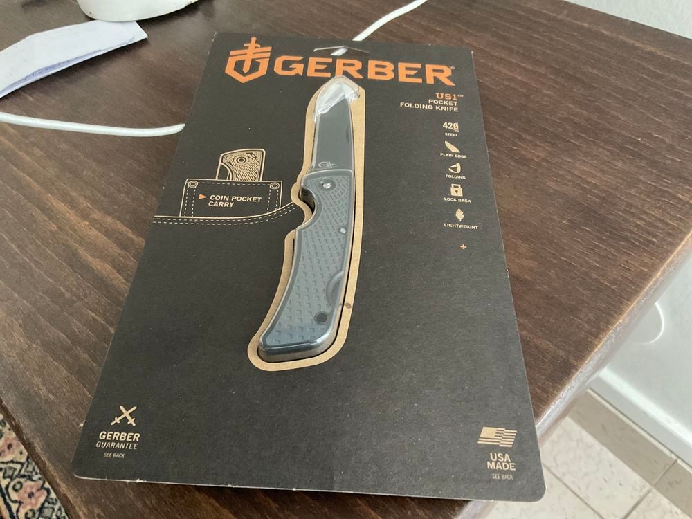 Un couteau Gerber dans son emballage. Bricolage