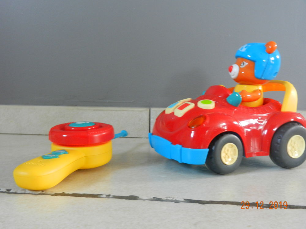 Voiture t&eacute;l&eacute;command&eacute;e 1er &acirc;ge Jeux / jouets