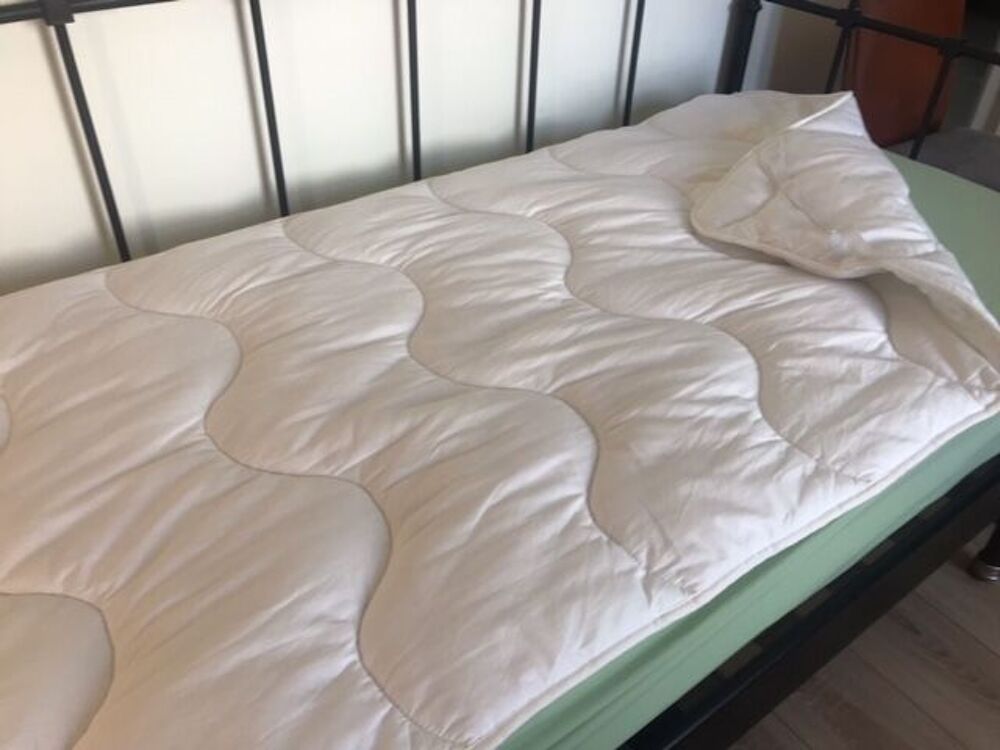 lot de 2 Matelas mousse IKEA avec 2 surmatelas
coton. Meubles