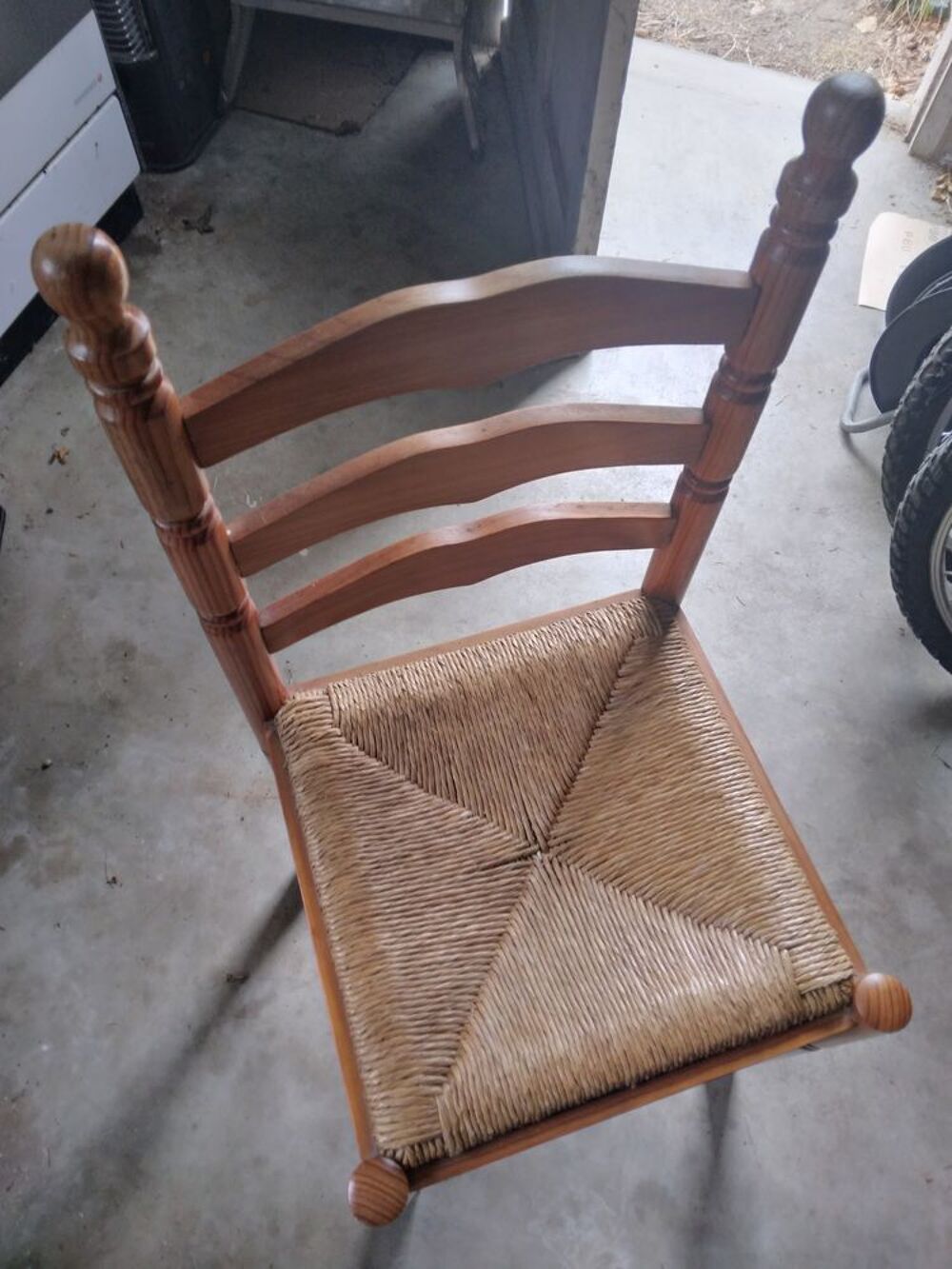 Table ronde en pin et ses 3 chaises Meubles