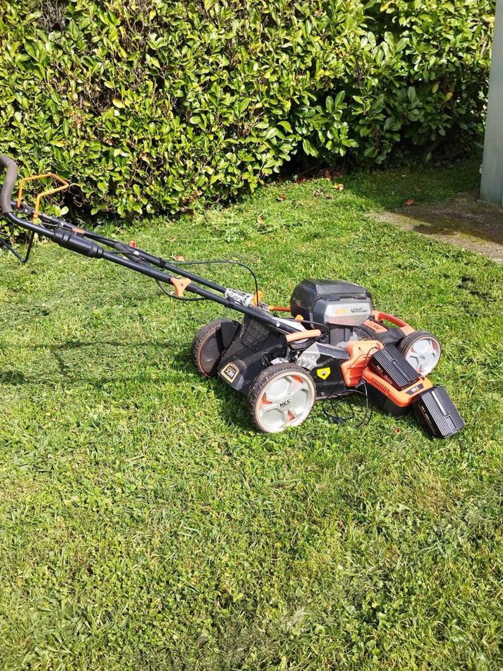 Tondeuse batterie tract&eacute;e NEX Jardin