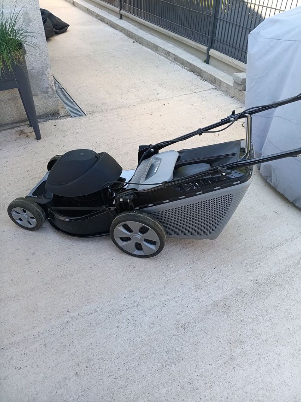 Tondeuse &eacute;lectrique tractee coupe 48cm Jardin