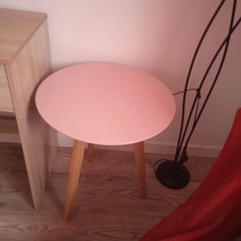 Petite table rose pieds bois diam�tre 50 hauteur 58 bout de 18 Salaise-sur-Sanne (38)