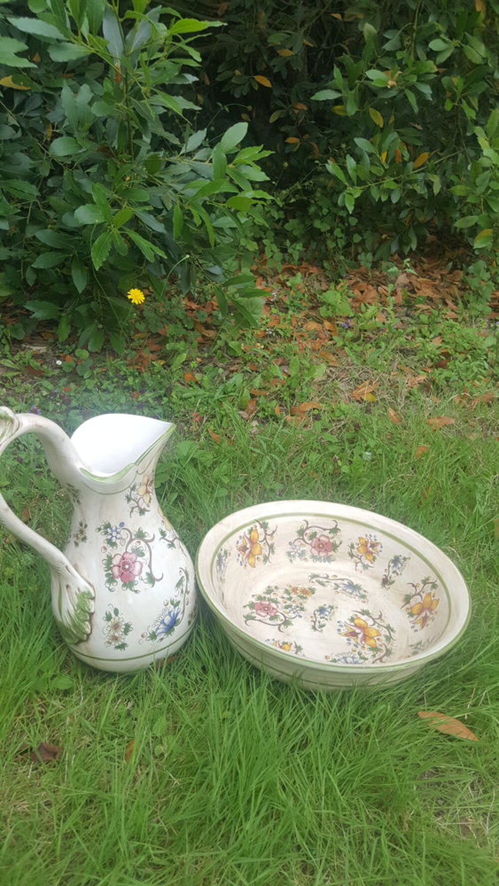 BROC et CUVETTE de toilette anciens au motif floral Décoration