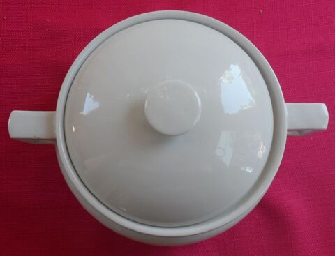 Grosse soupière en porcelaine blanche de très belle qualité
25 Castries (34)
