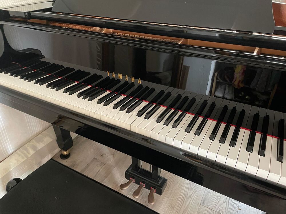 Piano YAMAHA C1 . Instruments de musique