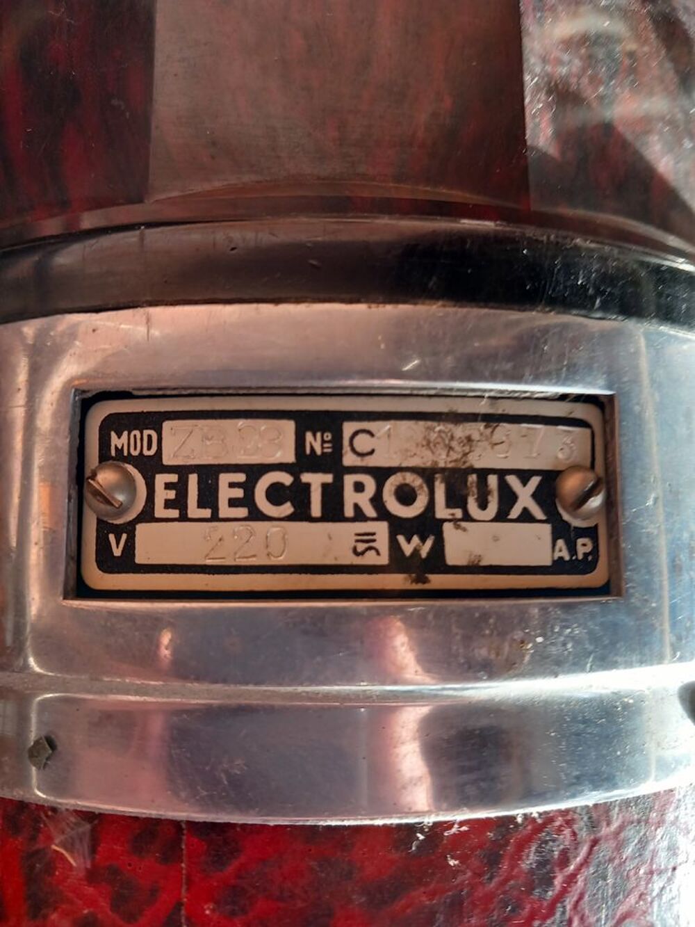 VINTAGE - 1 ASPIRATEUR TRAINEAU ROUGE ELECTROLUX Electroménager
