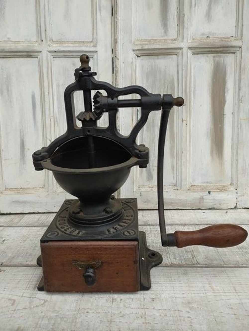 Ancien Moulin &agrave; Caf&eacute; de Comptoir Peugeot Fr&egrave;res A1. Décoration