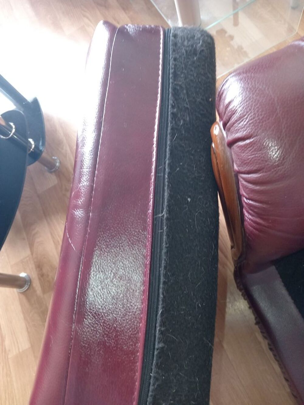 d'un ensemble de fauteuil en cuir couleur bordeaux Meubles