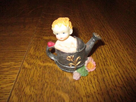 joli petit b�b� avec petit arrosoir en pl�tre  0 M�rignies (59)