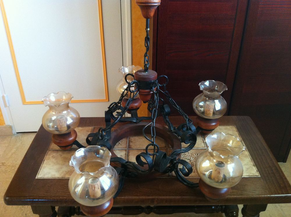 2 lustres fer forg&eacute;s et bois Décoration