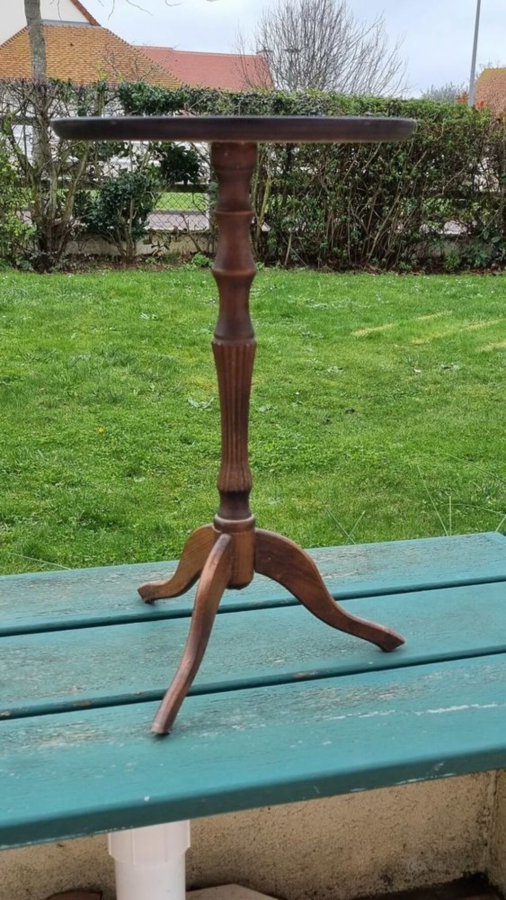 GUERIDONS EN BOIS TROIS PIEDS Meubles