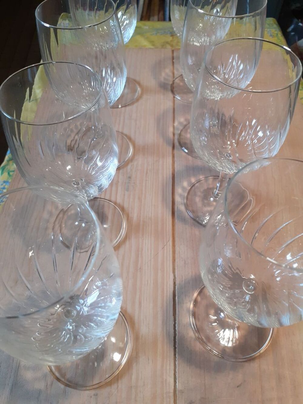 Lot de 9 verres &agrave; pied cisel&eacute;s transparents 