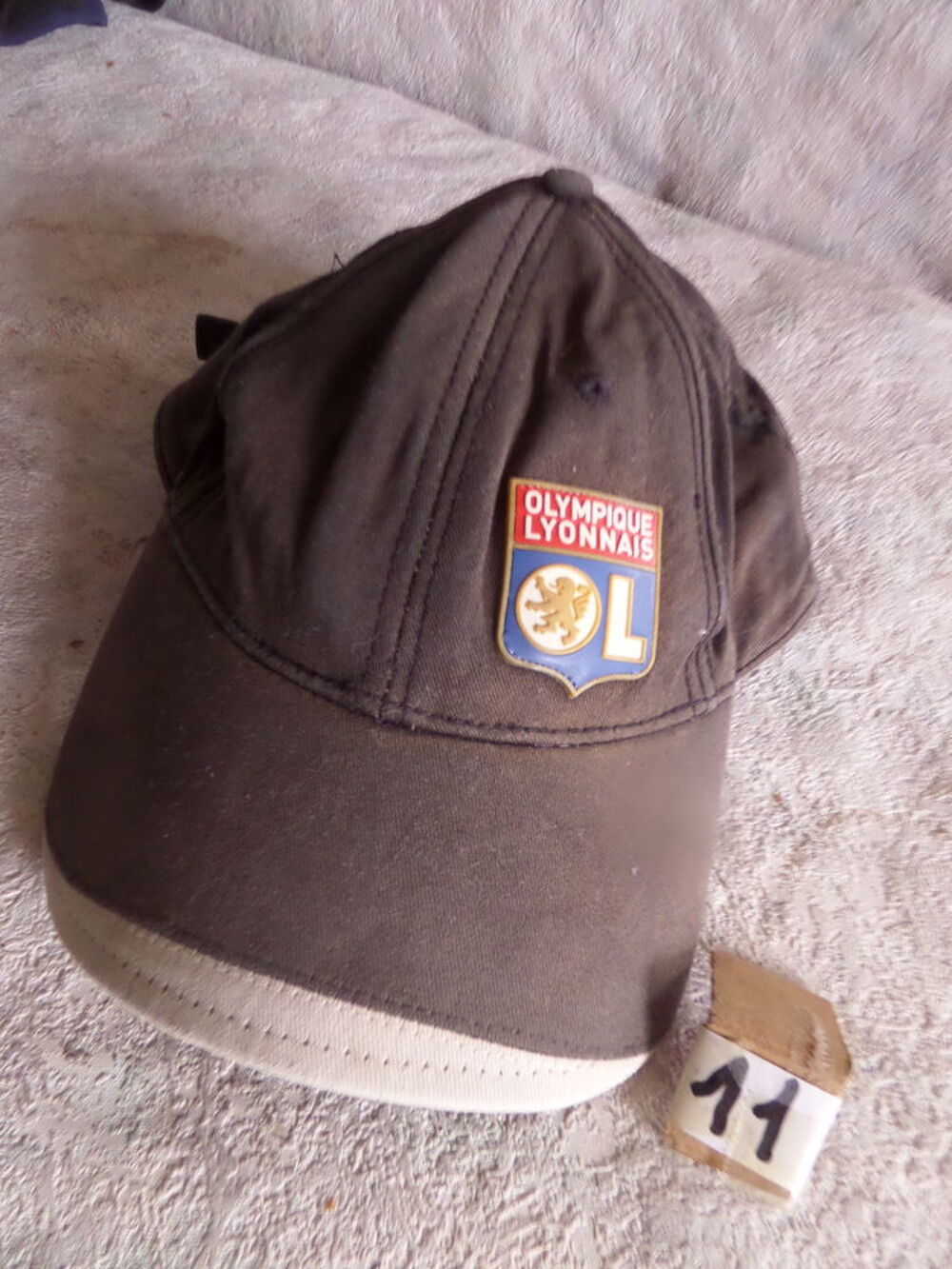 3 .. casquettes de L OLYMPIQUE LYONNAIS Sports