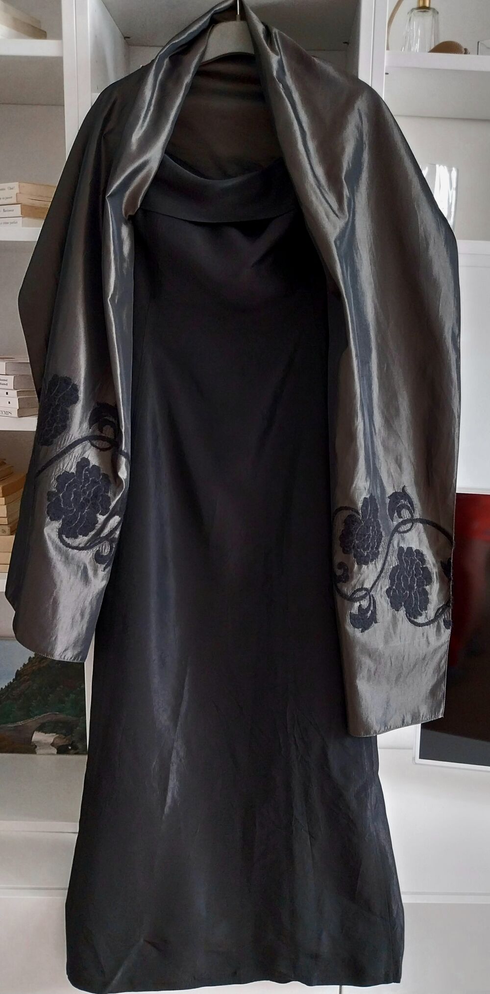 &Agrave; SAISIR 
JOLIE ROBE DE SOIR&Eacute;E NEUVE NOIRE AVEC &Eacute;TOLE Vêtements