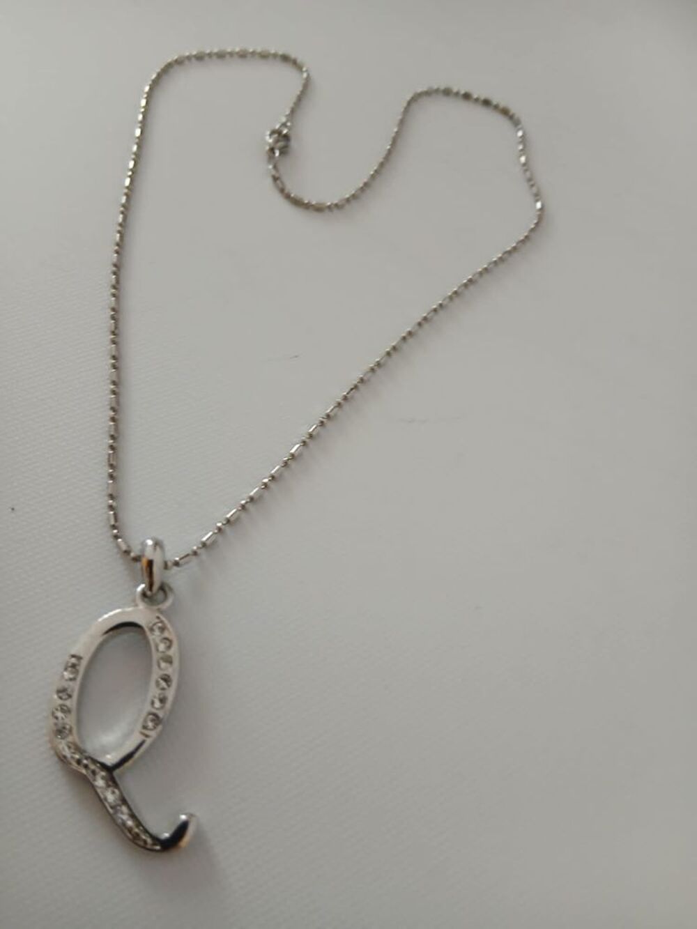  Belle parure lettre Q avec strass brillants belle forme N? Bijoux et montres