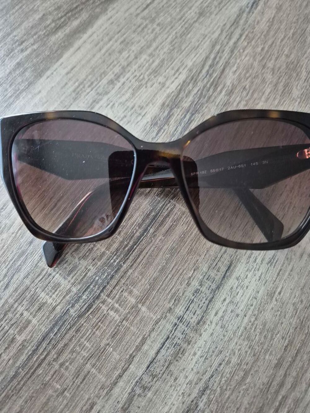 LUNETTES DE SOLEIL PRADA Bijoux et montres