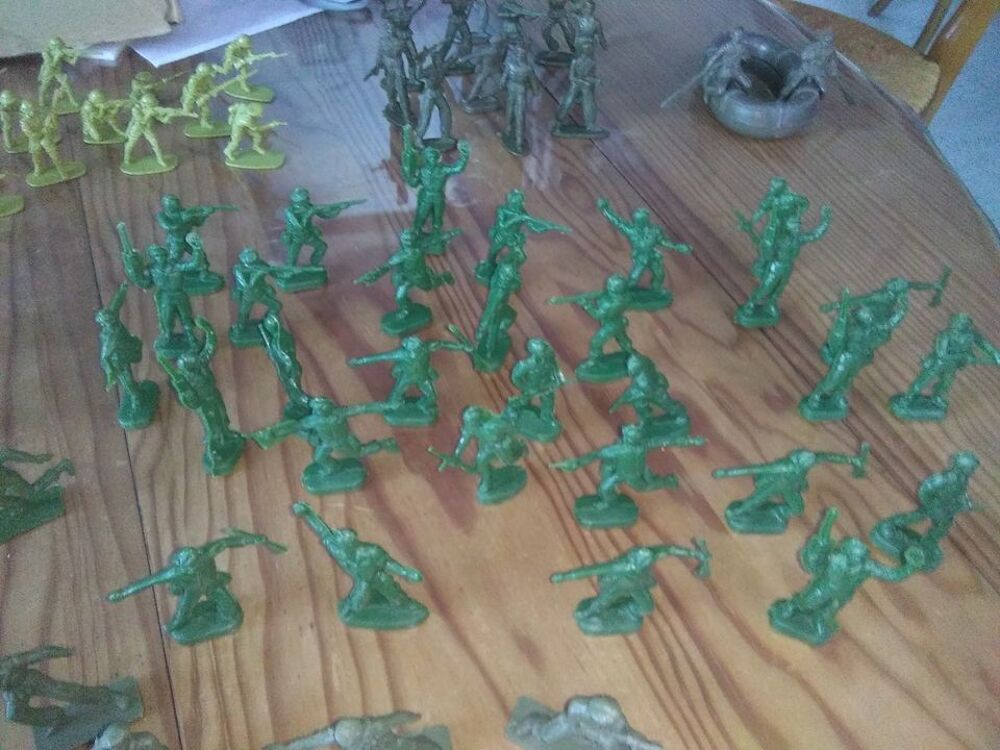 PETITS SOLDATS EN PLASTIQUE VINTAGE Jeux / jouets