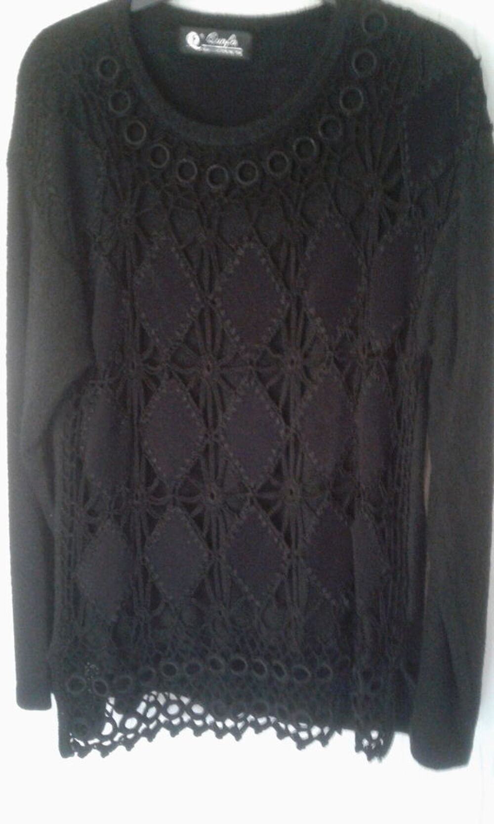 pull noir dessus d&eacute;cor dentelle sur le devant T.44 Vêtements
