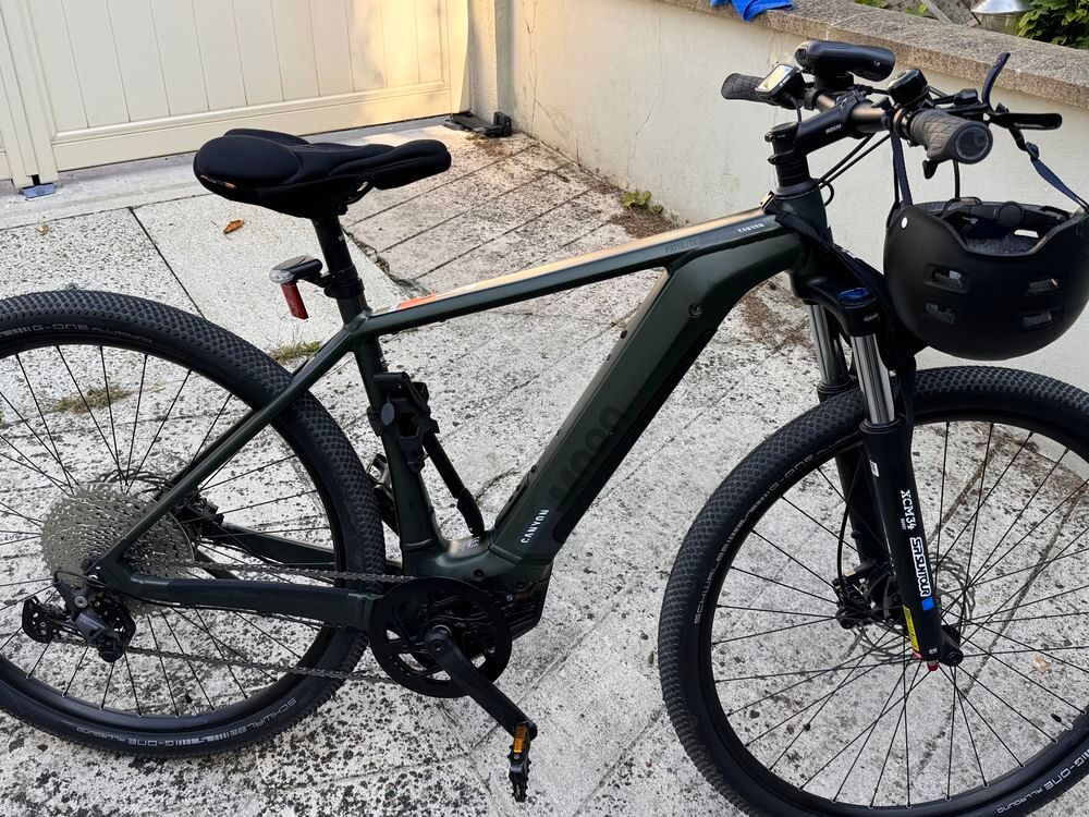 Velo Hibride Canyon pathlite on 4 , Il a &eacute;t&eacute; achet&eacute; en janvier 2024 Taille M, elle est presque neuf, sauf qu'il n'a pas d'emballage, avec 98km Vélos