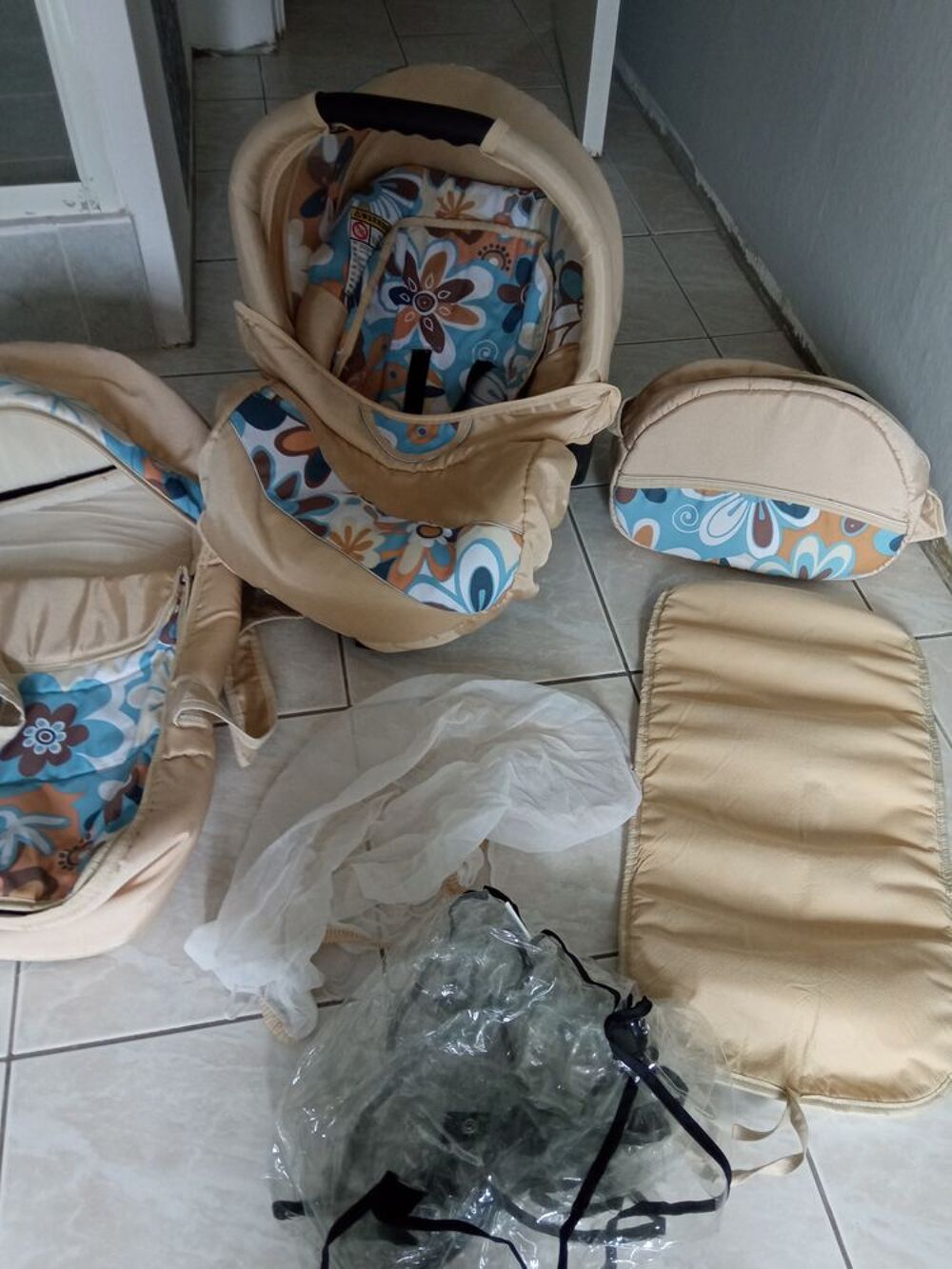 Tr&egrave;s belle poussette compl&egrave;te Puriculture