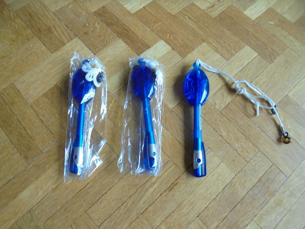 Crayons tour de cou bleus (28c) Jeux / jouets