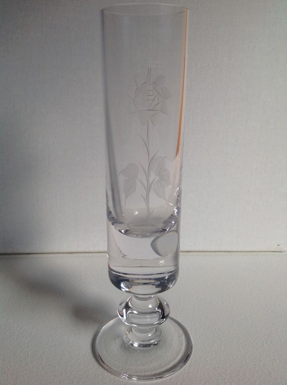 VASE EN CRISTAL AVEC FLEUR FINEMENT GRAV&Eacute;E Envoi Possible
Décoration