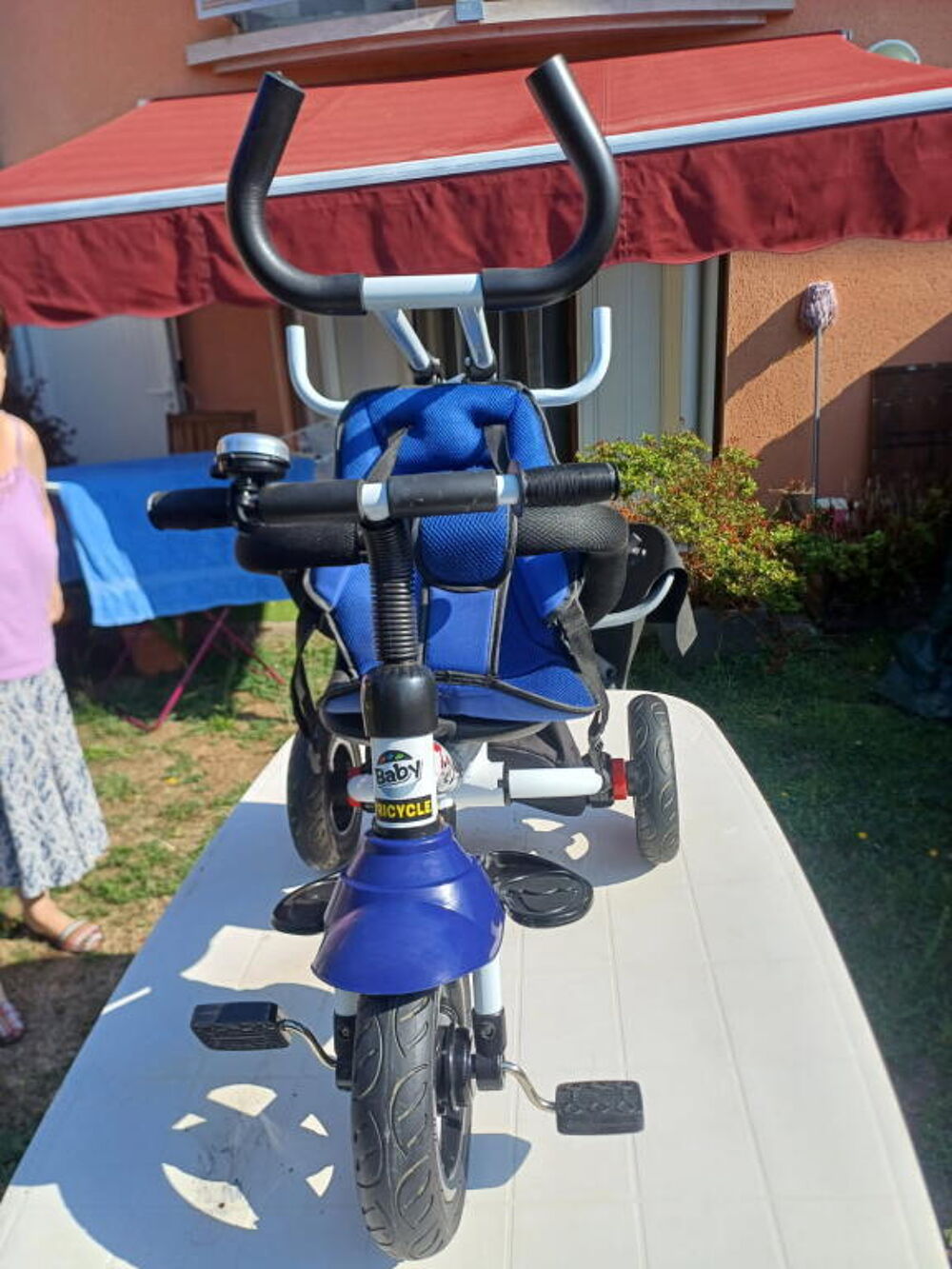 Tricycle enfant bleu avec harnais Vélos