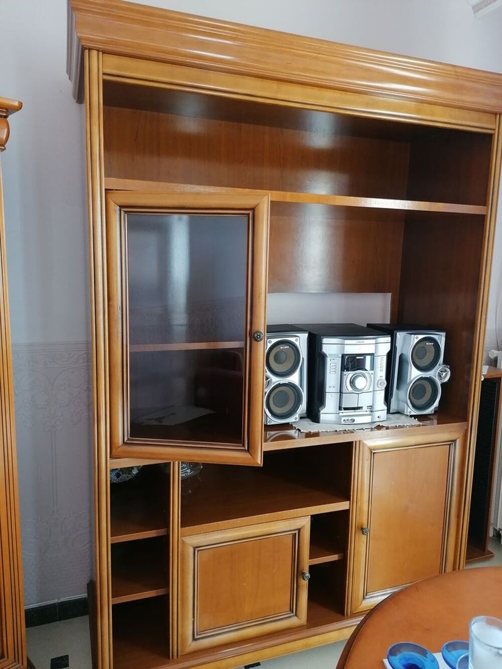 Buffet en bois couleur acajou, avec plateau TV Meubles