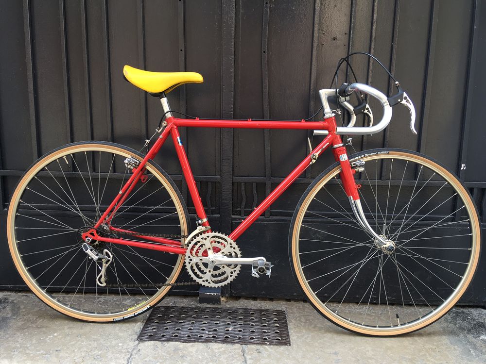 V&eacute;lo de course rouge
Téléphones et tablettes