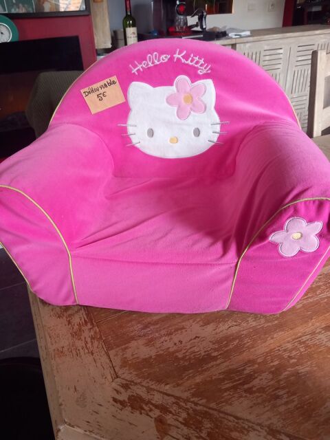 Petit fauteuil  , enft ,en mousse,Hello kitty,déhoussable,5e 5 Tonnay-Charente (17)