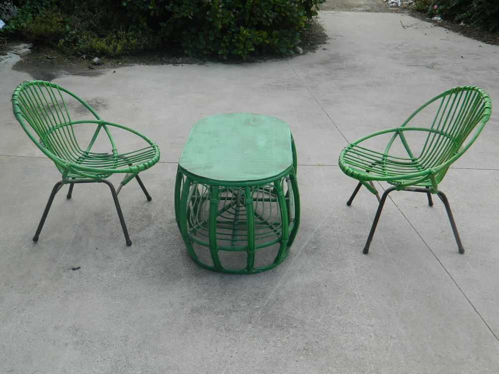 UN PETIT SALON DE JARDIN EN BOIS Meubles