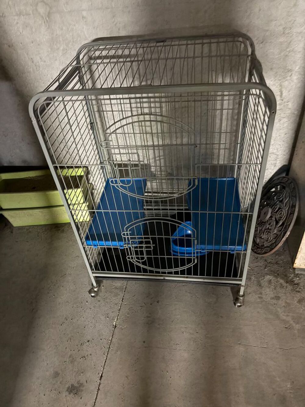 Cage sur roulettes avec bacs bleu Bricolage