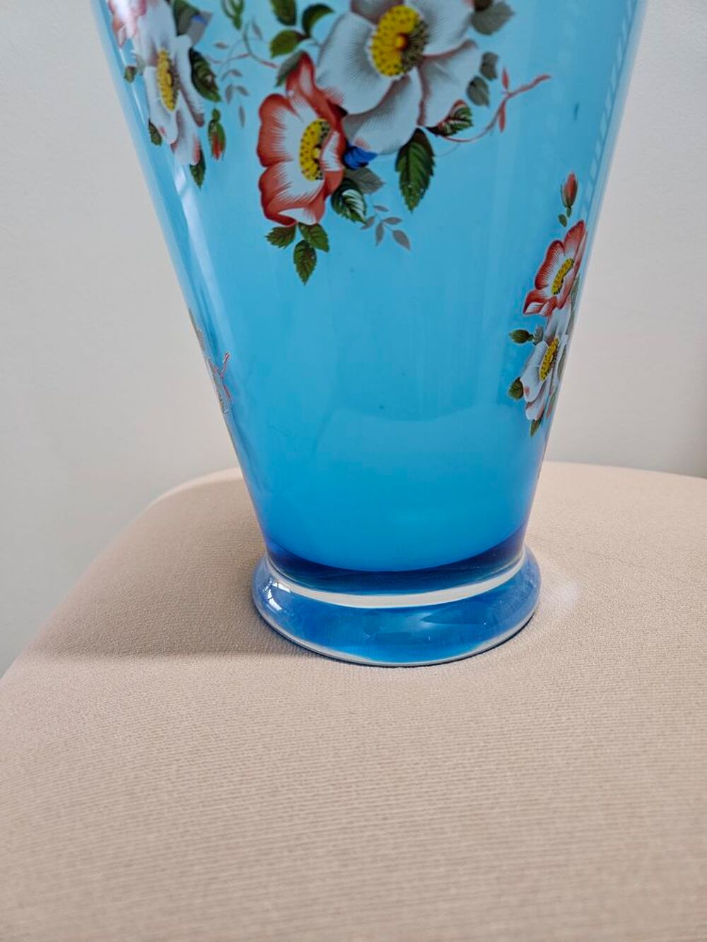 Vase en verre bleu &agrave; d&eacute;cor floral Décoration